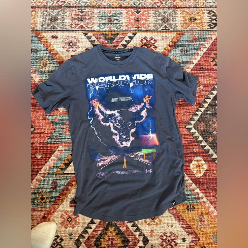 Men’s medium under armour project rock Tee